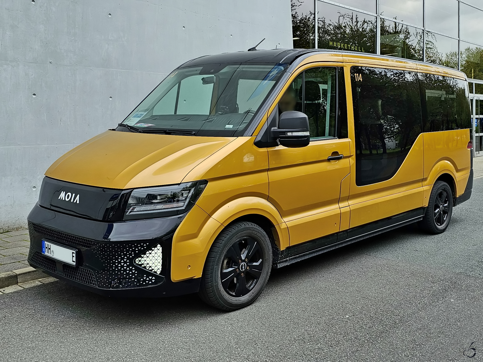 Ende April 2024 konnte ich in Hannover diesen MOIA +6 Pluto Kleinbus ablichten, welcher auf dem VW Crafter (Typ 7C0) basiert.