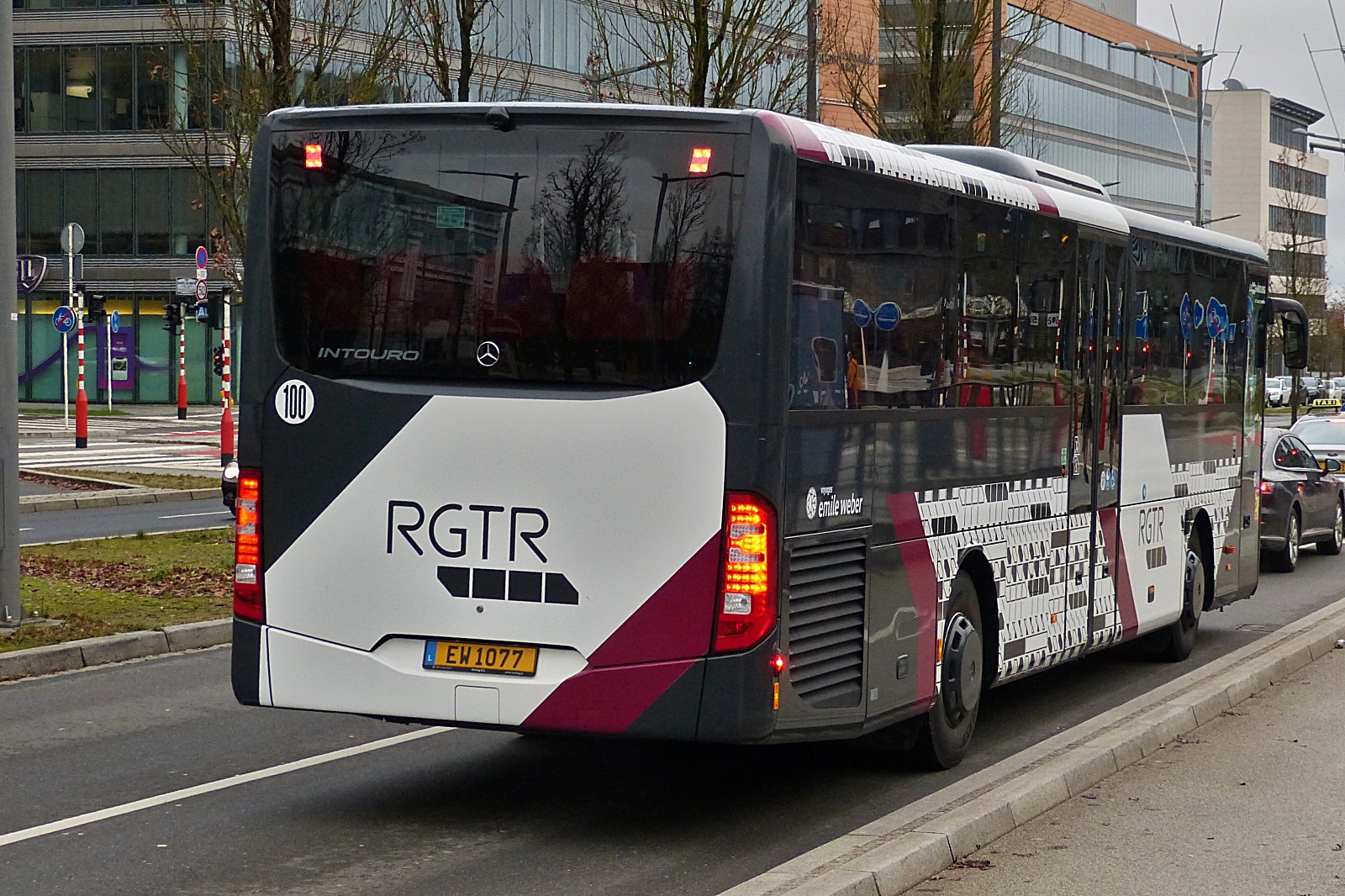 EW 1077 Heckansicht des Mercedes Benz Intouro von Emile, gesehen in den Straßen der Stadt Luxemburg. Am Seitenteil am Heck des Busses in der neuen Farbgebung, sieht man das Logo des Busbetriebes. 01.2023 