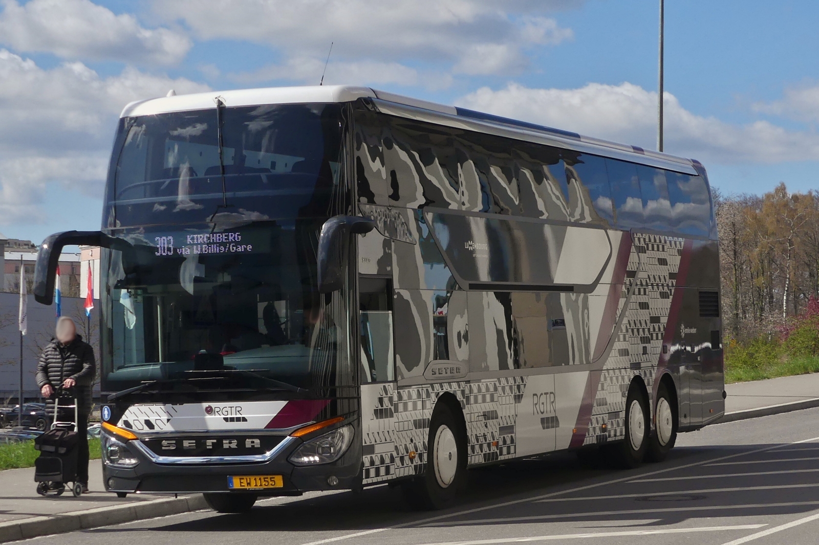 EW 1155, Setra S 531 DT, von Emile Weber, nahe der Lux Expo in der Stadt Luxemburg. 03.2026