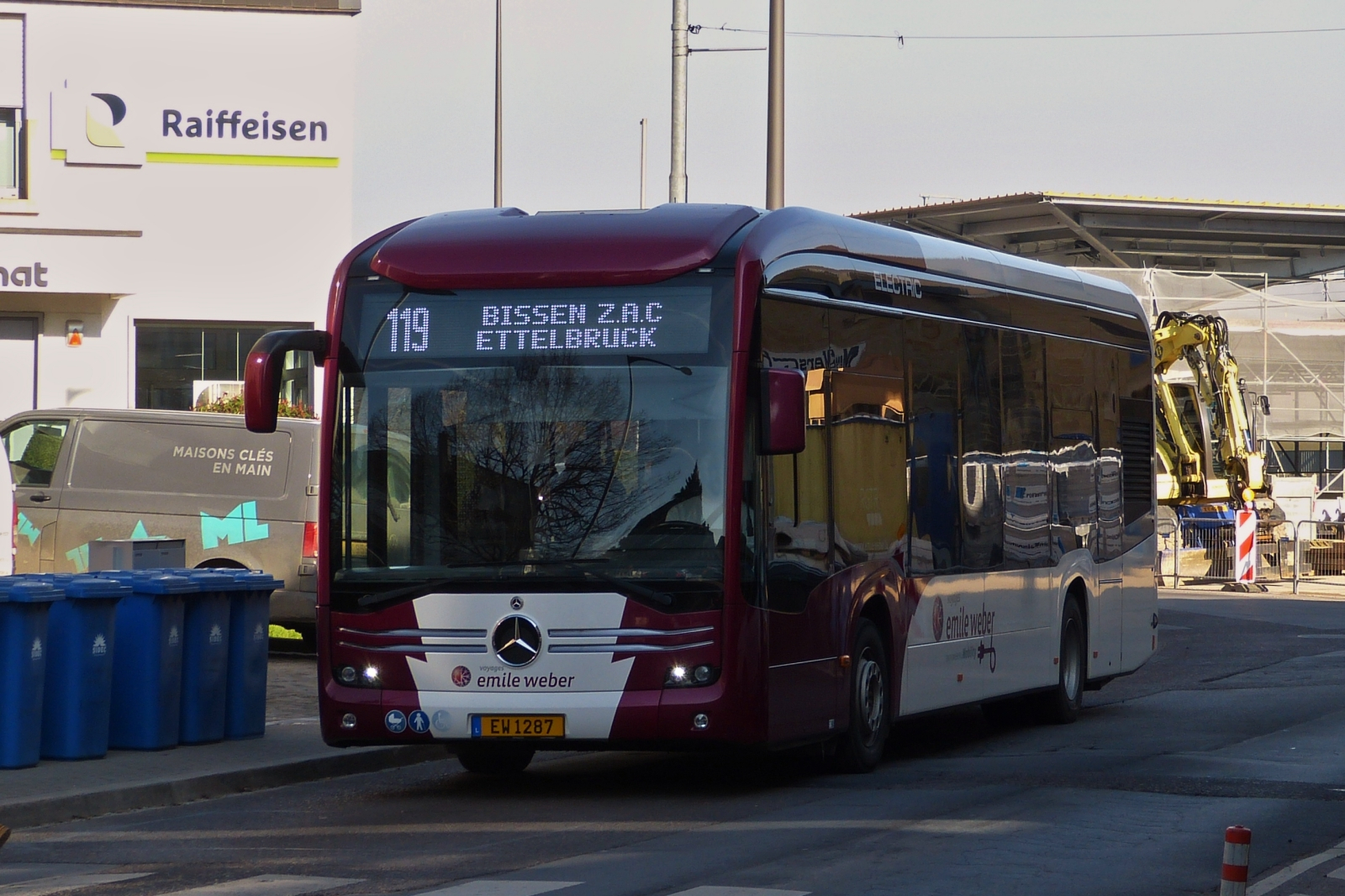 EW 1287, Mercedes Benz eCitaro von Emile Weber, hat soeben den Busbahnhof in Mersch verlassen. 02.2023

