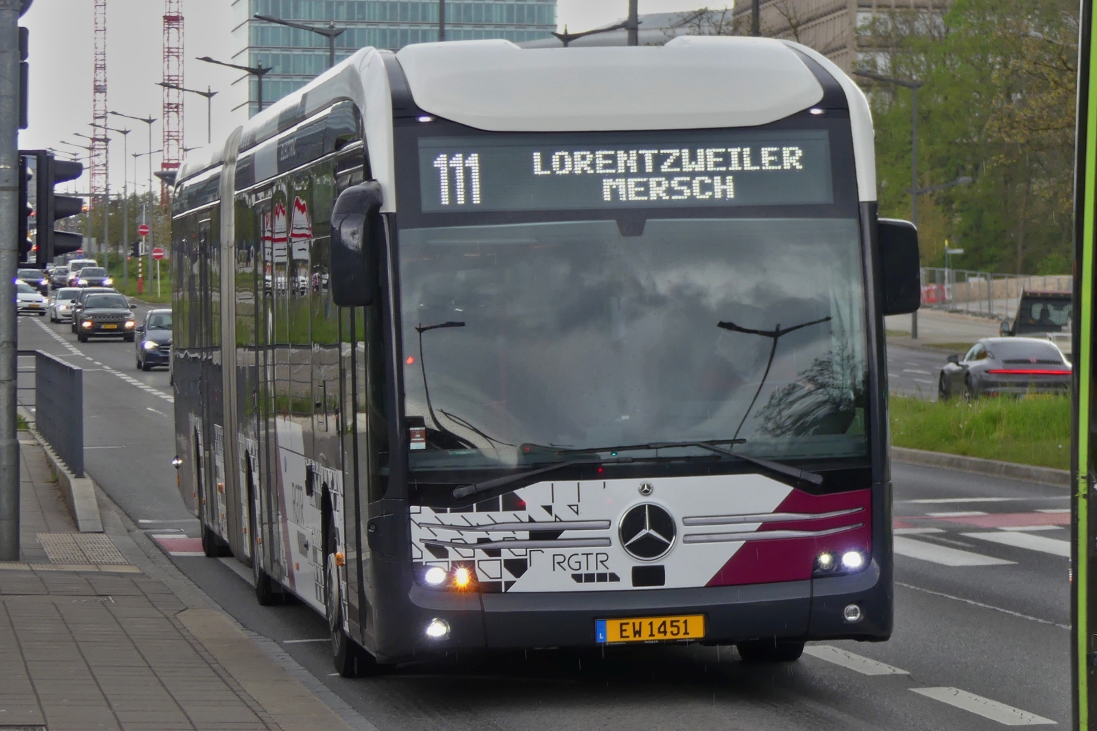 EW 1451, Mercedes Benz eCitaro, von Emile Weber nähert sich der Haltestelle „Roud Breck“ in der Stadt Luxemburg. 04.2024