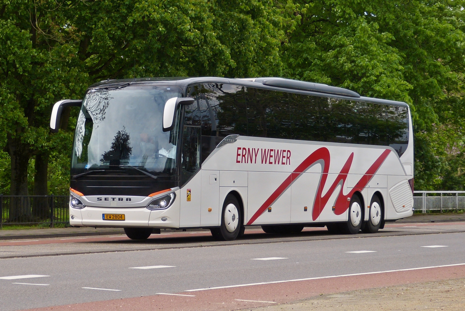 EW 2804, Setra S 517 HD von Erny Wewer hat die Heimreise von Maastricht angetreten. 05.2023