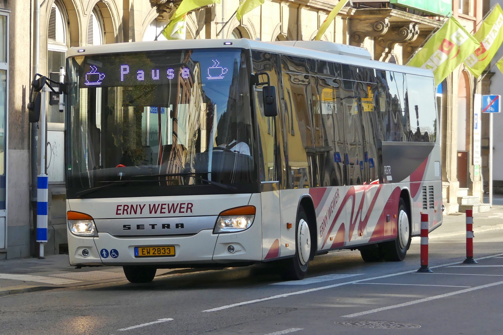 EW 2833, Setra S 415 Le, von Emile Wewer, unterwegs in Ettelbrück, zum Stellplatz um seine Pause anzutreten. 10.2023
