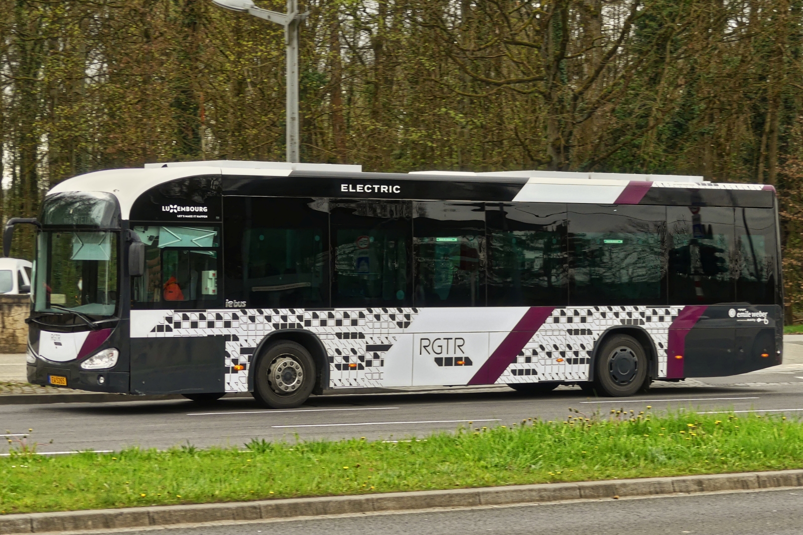 EW 5265, Seitenansicht eines Irizar ie Bus, von Emile Weber, aufgenommen in der Stadt Luxemburg. 03.2024