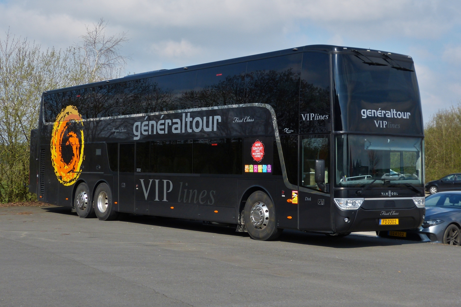 FD 0302, VanHool TX VIP lines, von généraltour, steht auf dem Parkplatz eines Einkaufszentrum auf Schmiede an der luxemburgisch – belgischen Grenze. 04.2023 