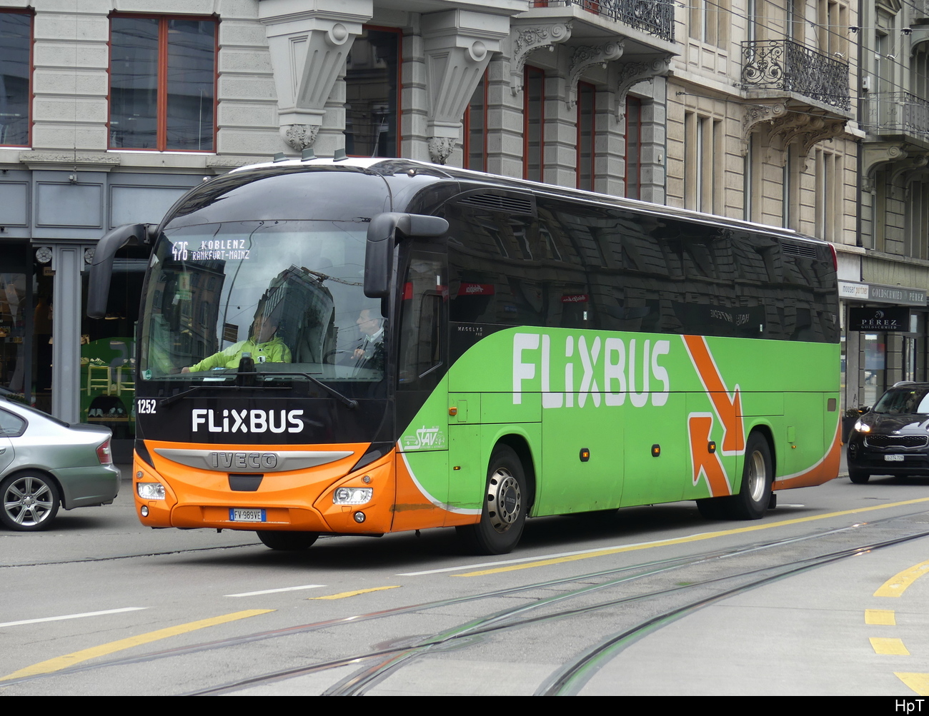 Flixbus - Iveco Magelys unterwegs in der Stadt Zürich am 20.04.2023
