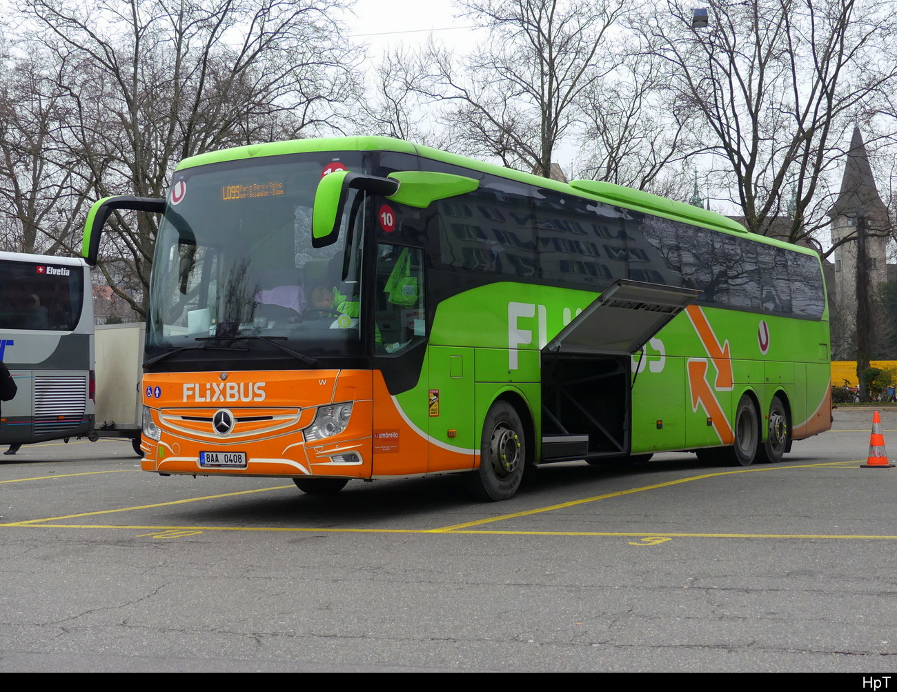 Flixbus  - Mercedes Tourismo ? im Bus Terminal beim SBB Hauptbahnhof Zürich am 17.12.2023