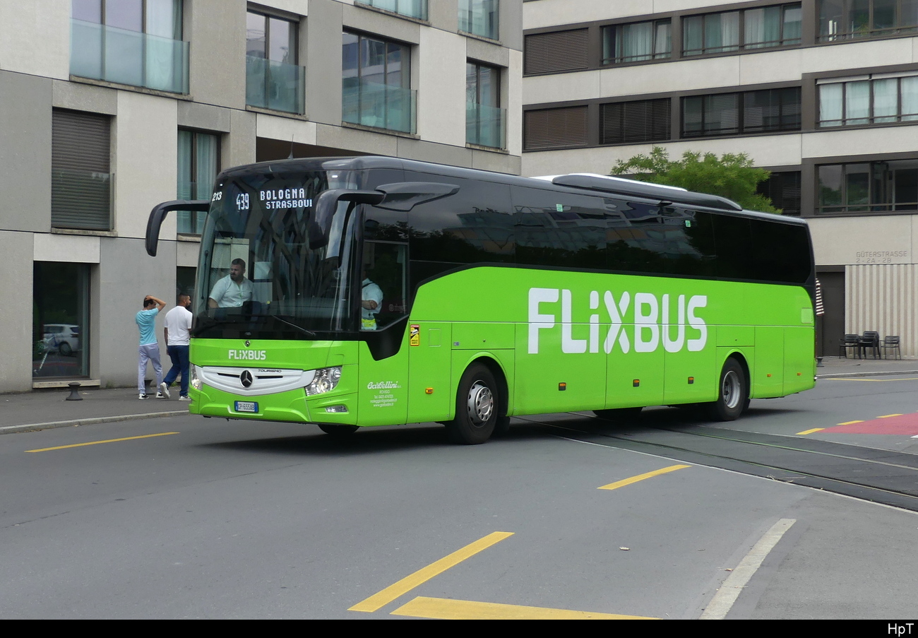 FLIXBUS - Mercedes Tourismo unterwegs in der Stadt Luzern am 16.07.2023