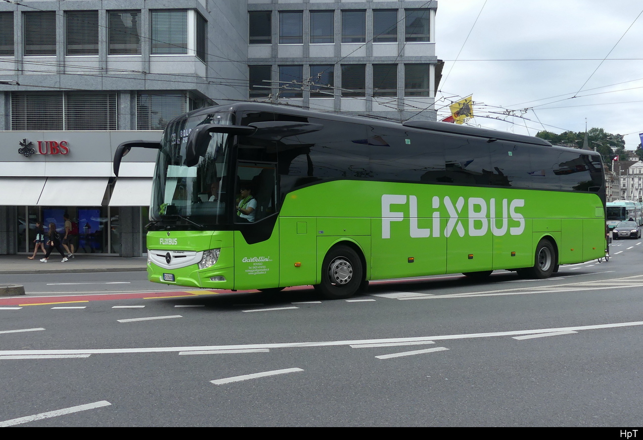 Flixbus Reisebus - Mercedes Tourismo unterwegs in der Stadt Luzern am 27.07.2023