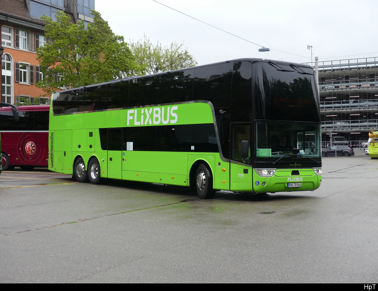Flixbus - VanbHool TX27 unterwegs in der Stadt Zürich am 20.04.2023