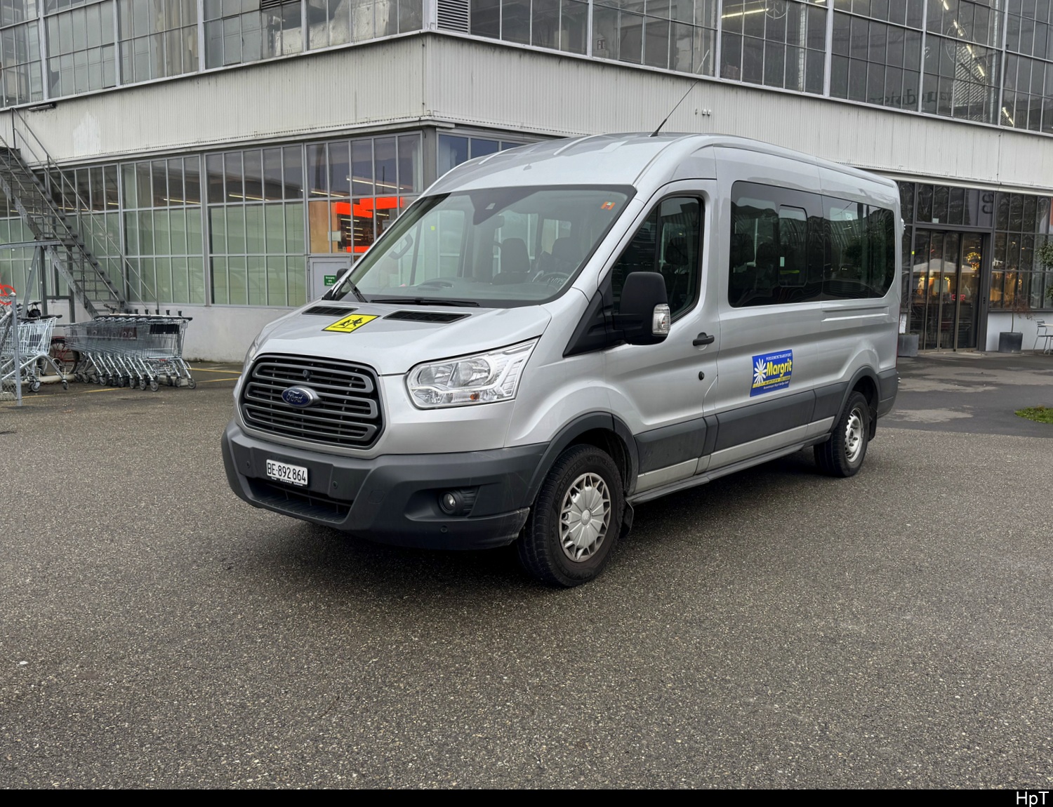 Ford Transit Schulbus abgestellt vor einem Einkaufs Center in Biel am 10.12.2025