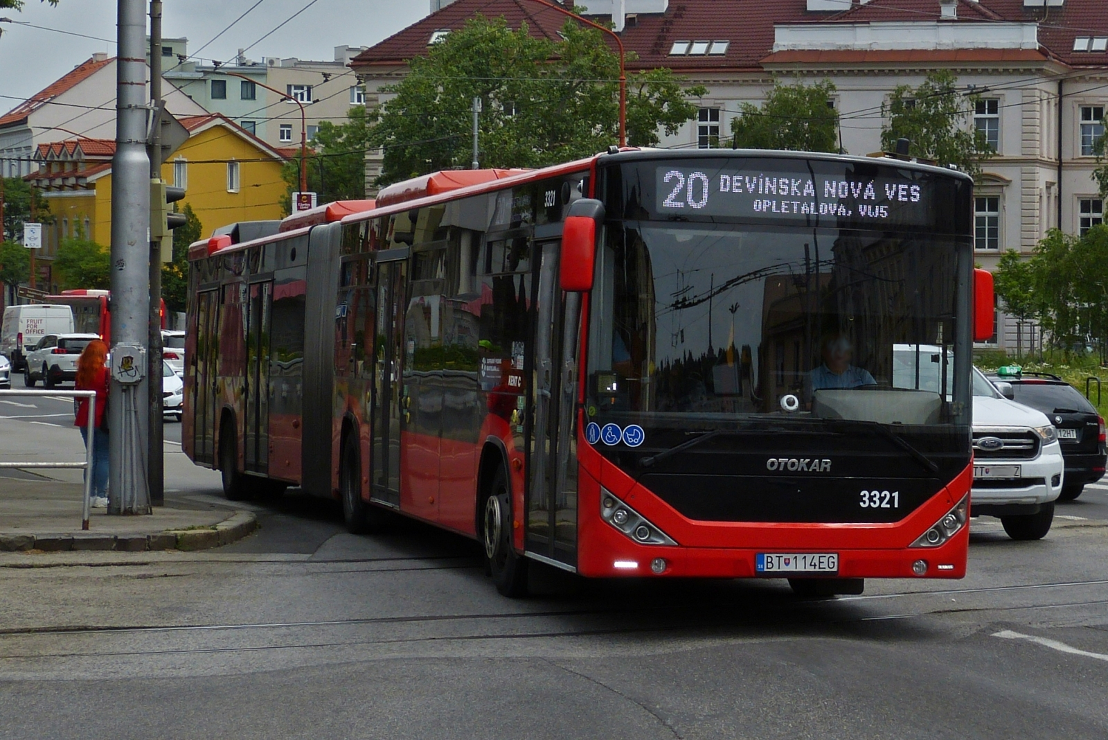 Gelenkbus OTOKAR Kent C, in den Straen nahe dem Bahnhof von Bratislava unterwegs. 05.06.2023