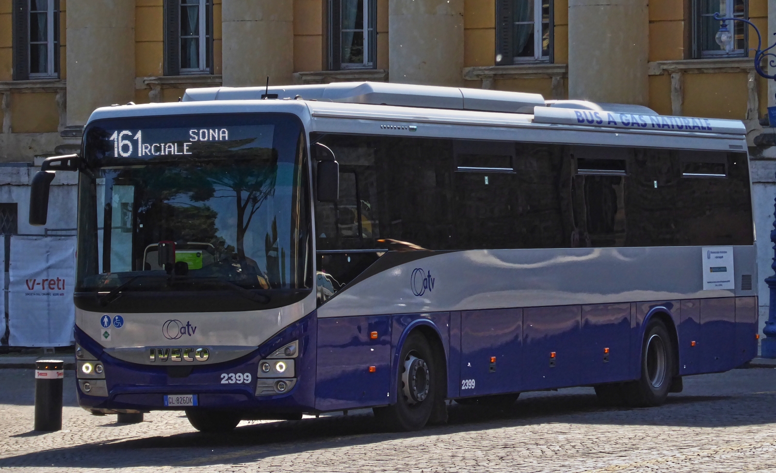 GL-8260DK, IVECO Crossway, von atv, stand nahe der Arena in Verona. 05.2025