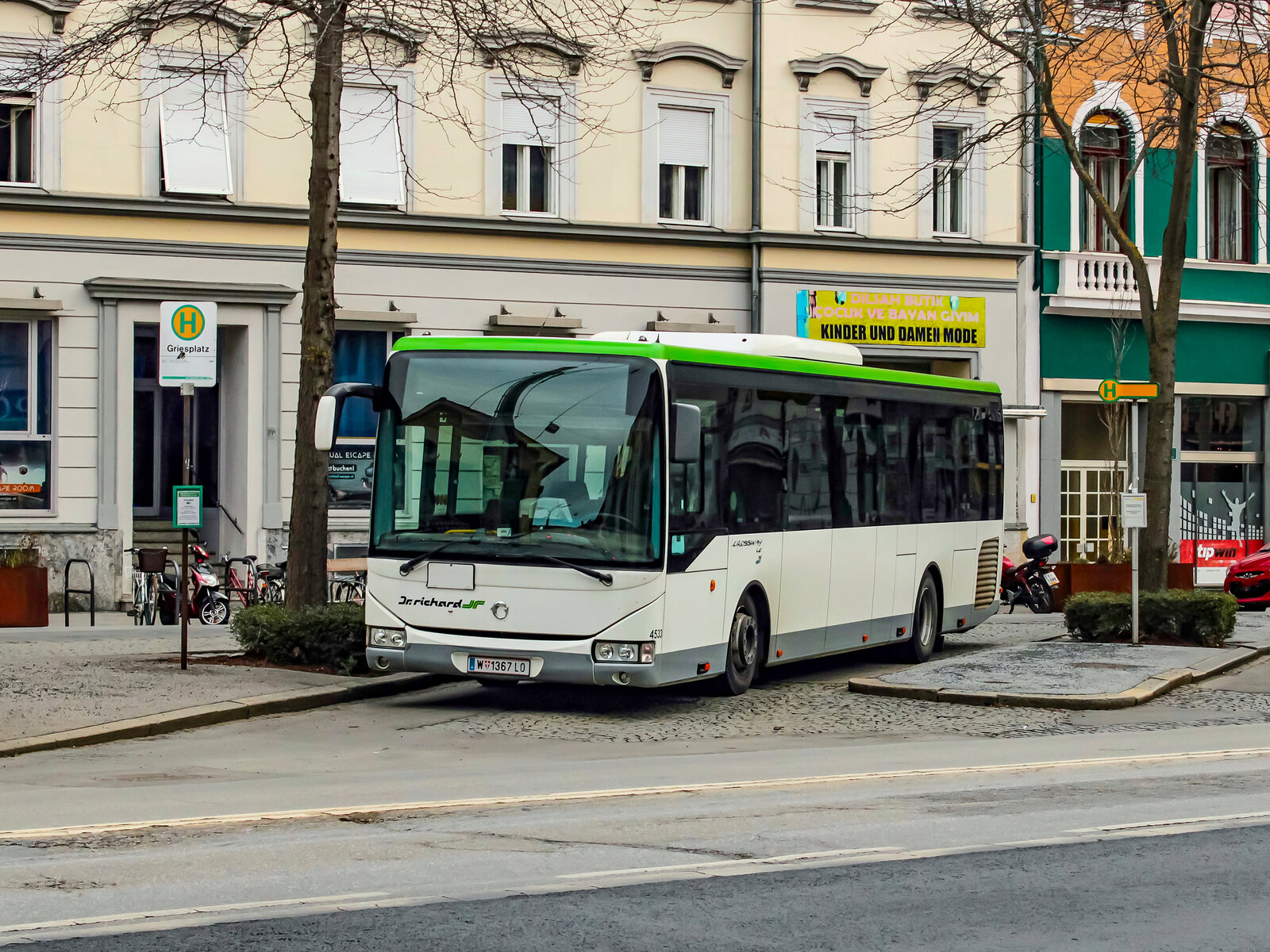 Graz. Der W4533 von Dr. Richard steht hier am 25.02.2023 abgestellt am Griesplatz.