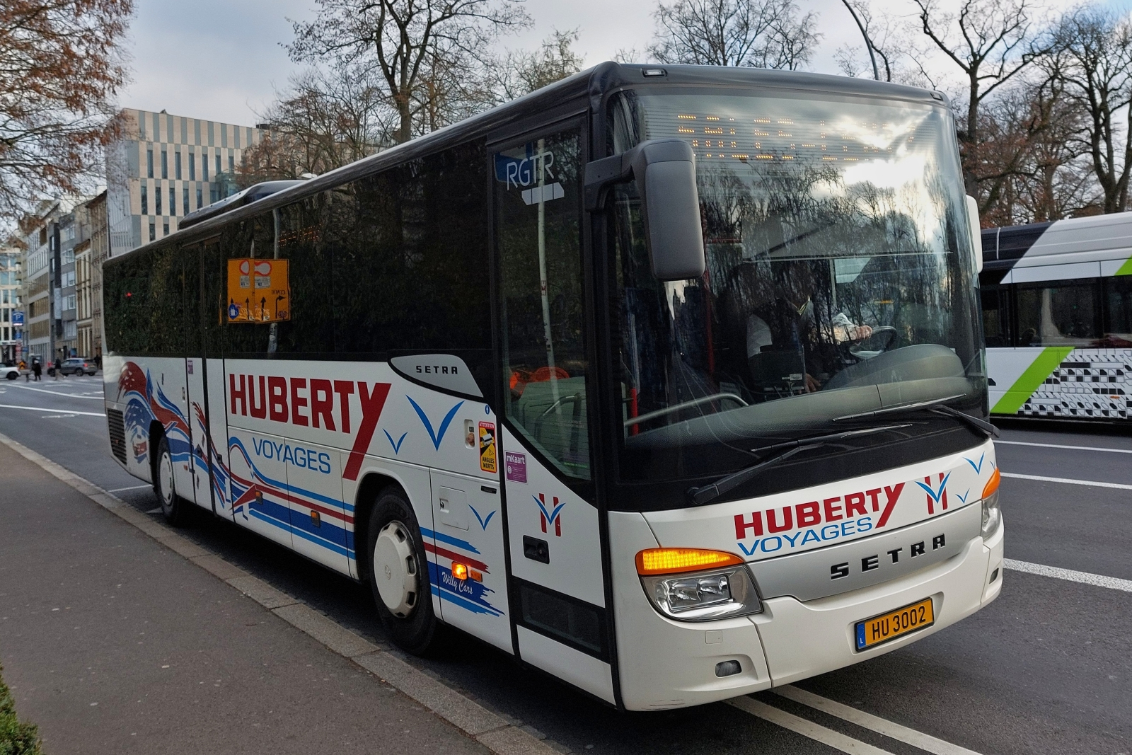 HU 3002 Setras S 415 UL von Voyages Huberty, (Sales Lentz) ist an der Endhaltestelle auf der fahrt von rodange nach Stadt Luxemburg angekommen. 12.2023 (Handy Foto) 