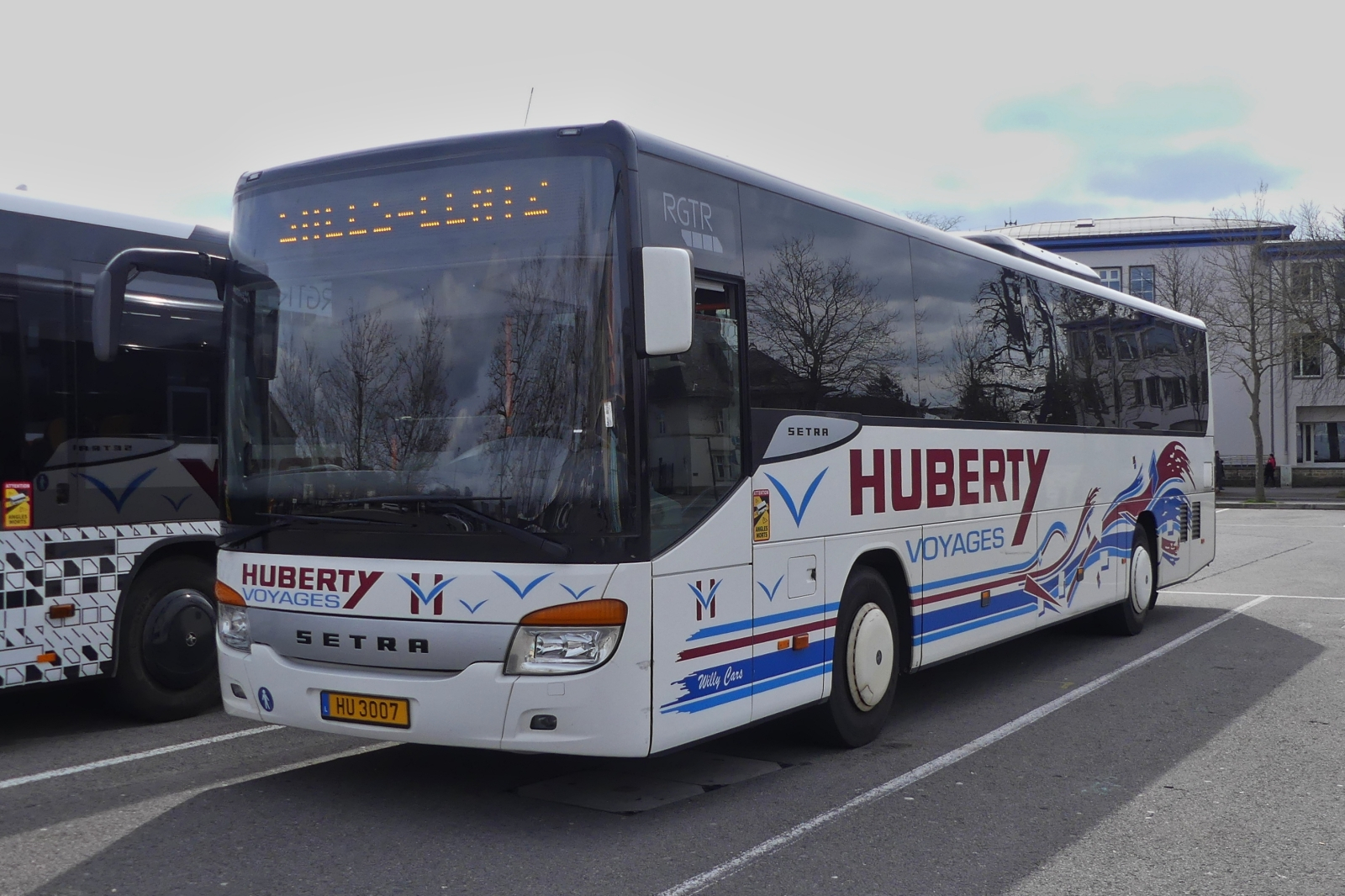HU 3007, Setra S 415 UL, von Sales Lenz, (ehemals Voyages Huberty) steht an der Busparkplatz in der Stadt Luxemburg. 03.2024