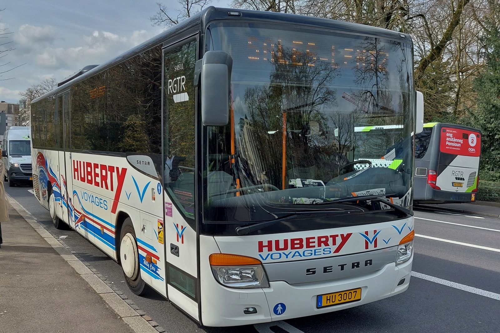 HU 3007, Setra S 415 UL, von Voyages Huberty, (gehrt zur Sales Lentz Gruppe) hat seine Endhaltestelle von Rodange kommend in der Stadt Luxemburg erreicht. 03.2024

