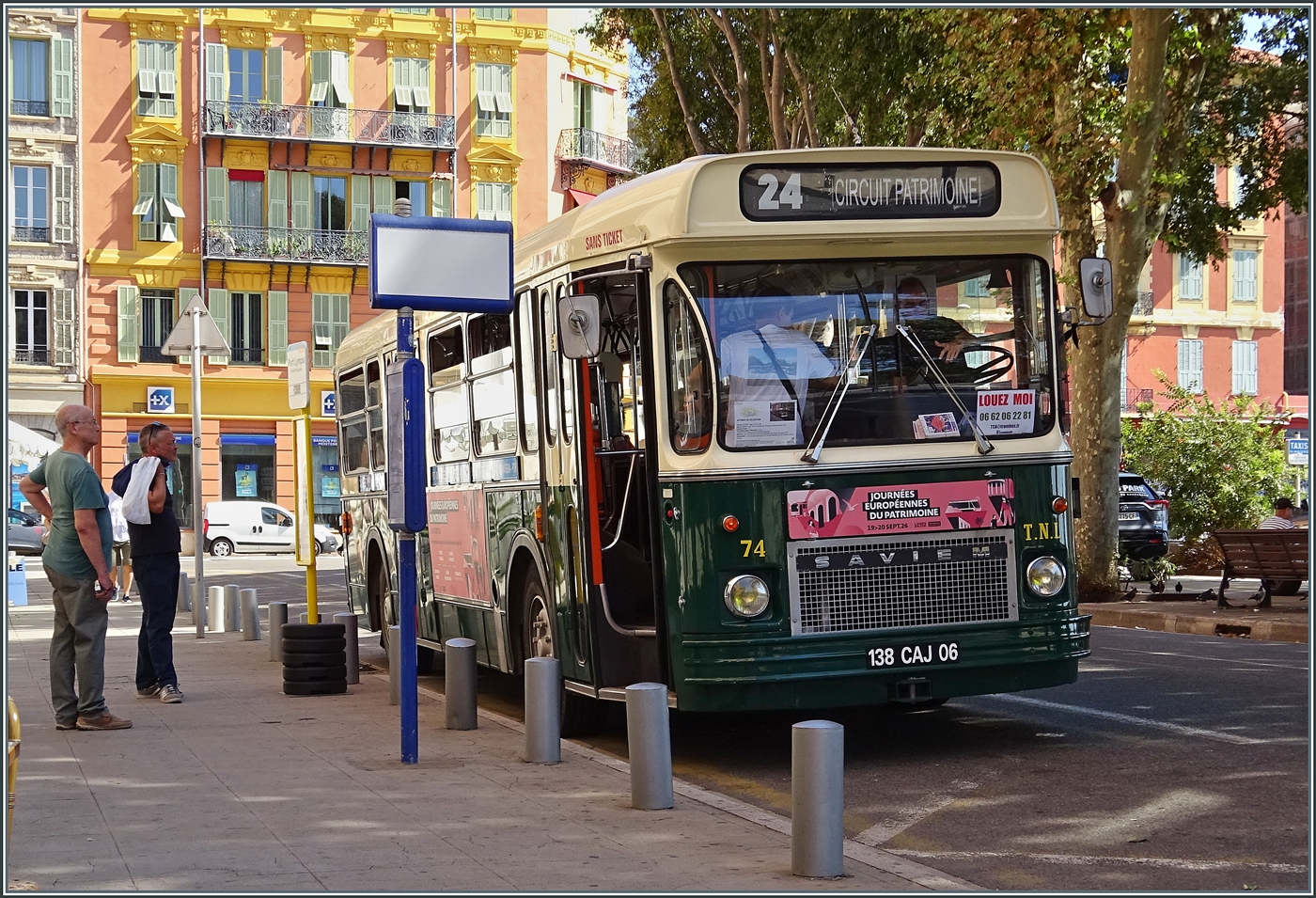 Im Rahmen der  Journ�es europ�ennes du patrimoine  (Tage des europ�ischen Kulturerbe) verkehrten in Nice auf der Linie 24 (Circuit patrimoine) �ltere Buse, wie hier der SAVIEM 74 der T.N.L. ,der beim Hafen von Nice fotografiert werden konnte. Und wie man sieht, weckt der sch�ne Bus doch das Interesse der Passanten. Der Bus geh�rt zu einer Serie von zehn Saviem SC10 L 044 (Standard-Linienbus) Fahrzeugen, mit den Nummern 74 - 83, welche ab 1975 bei den TNL (Transports de Nice et du Littoral – den Verkehrsbetrieben von Nizza) angeschafft wurde.

19. September 2026