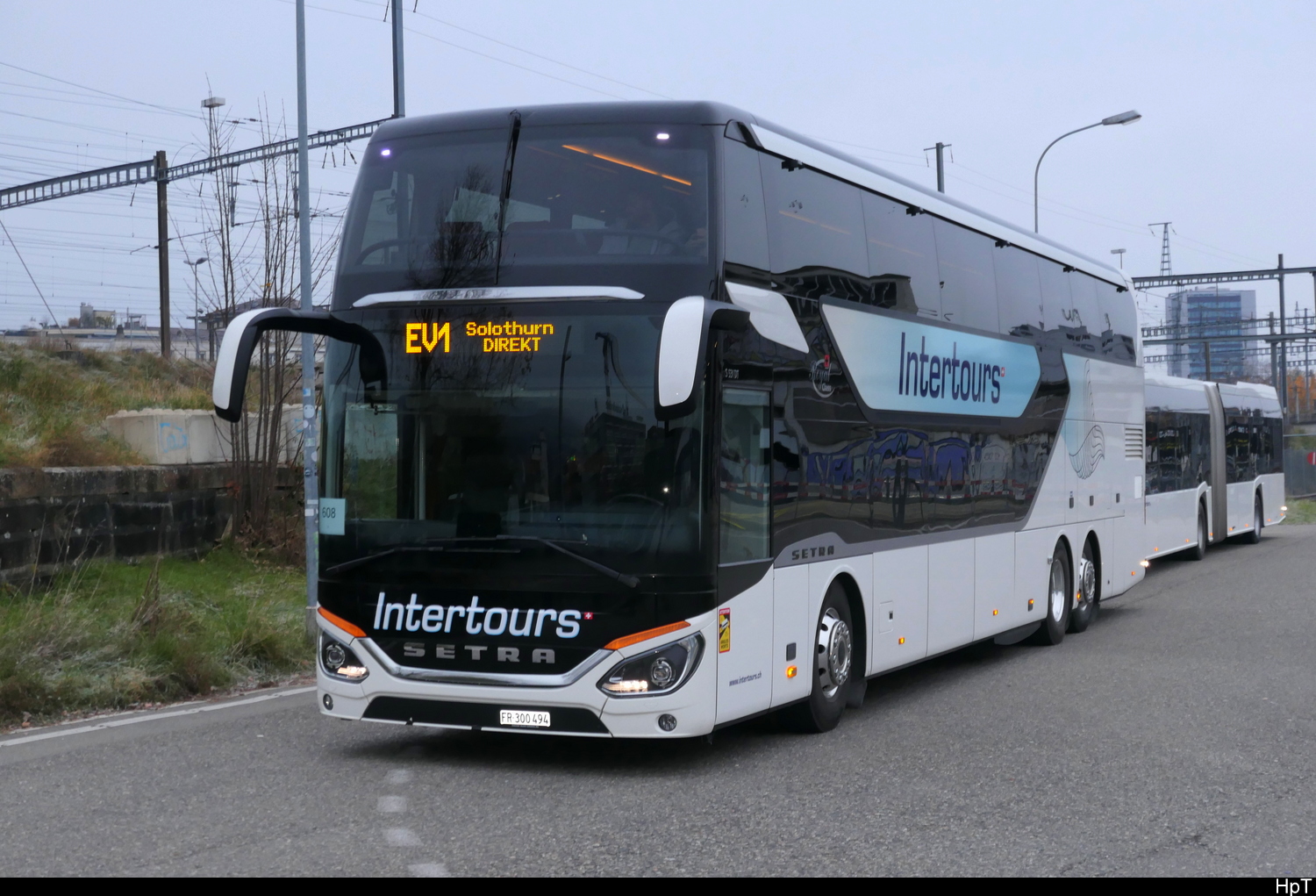 Intertours - Setra S 531 DT  Nr.494  FR  300494 als Bahnersatz für die SBB zwischen Biel und Solothurn am 23.11.2025