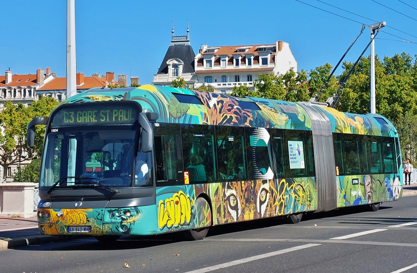 Irisbus Cristalis ET B18 Trolleybus (1904), aufgenommen auf der Brücke Lafajette in Lyon. (Jeanny) 09.2022 