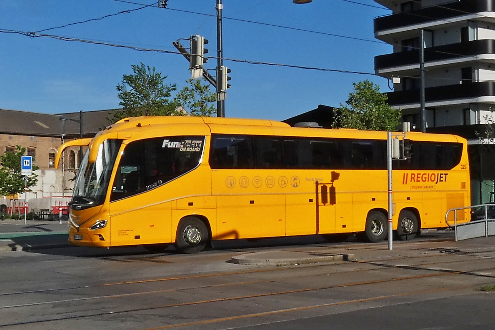 Irizar I8S, von RegioJet, aufgenommen nahe einer Tramhaltestelle in Wien. 03.05.2026