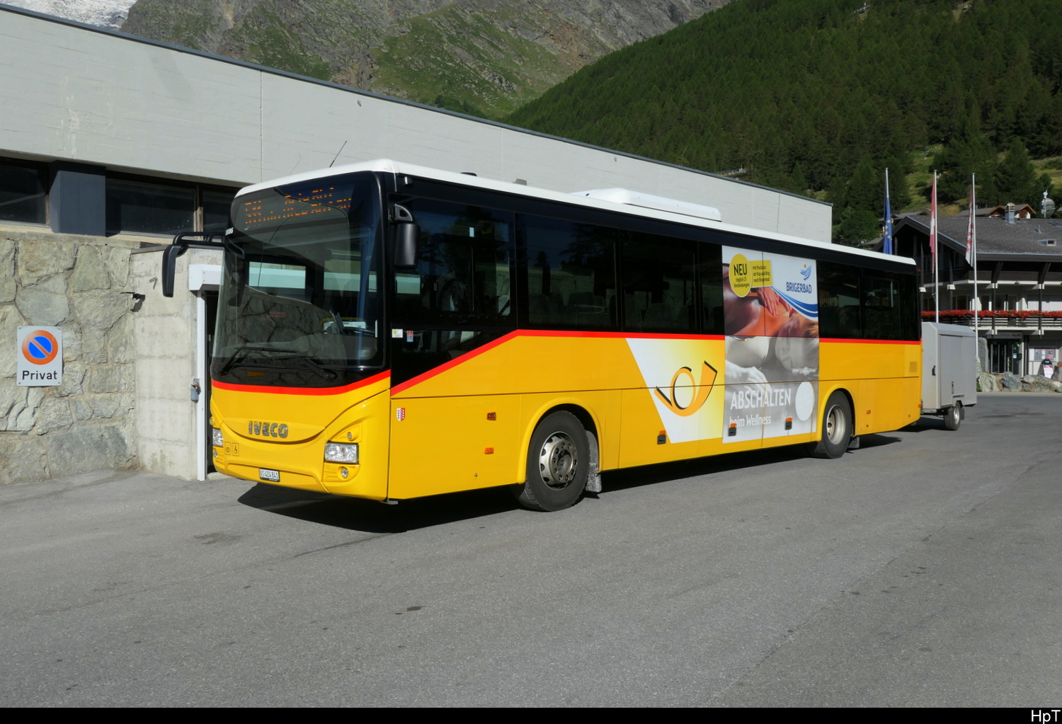 Ivceo Crossway VS 424811 neben der Postauto Haltestelle am Tanken in Saas-Fee am 12.06.2026