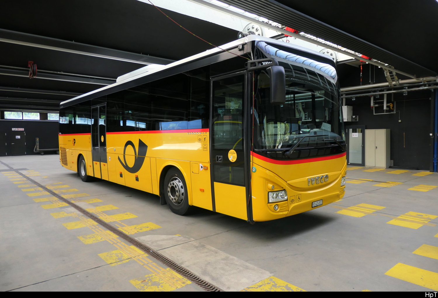 Ivceo Crossway VS 424837 in Postauto Haltestelle in Saas-Fee am 12.06.2026