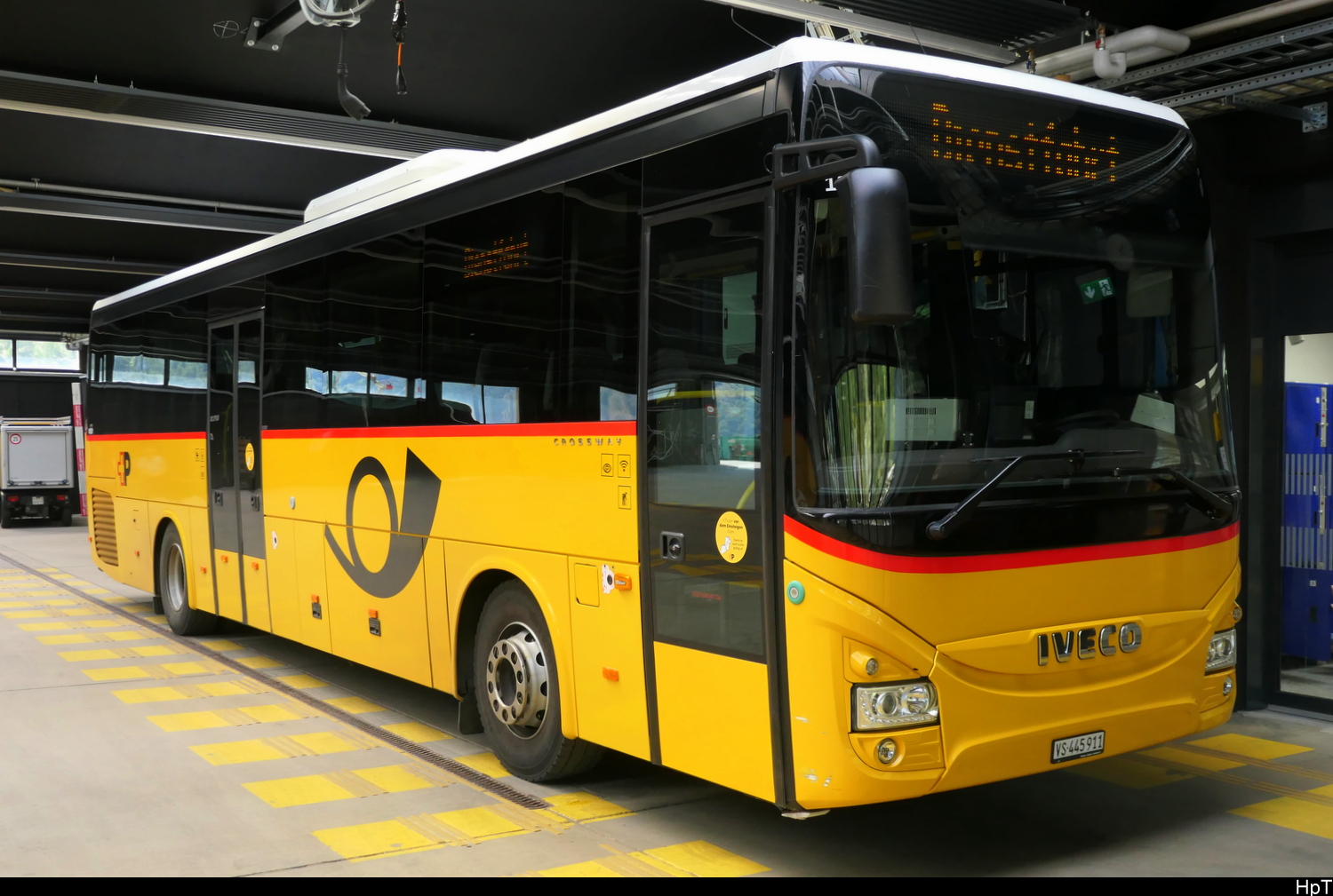 Ivceo Crossway VS 445911 in Postauto Haltestelle in Saas-Fee am 12.06.2026