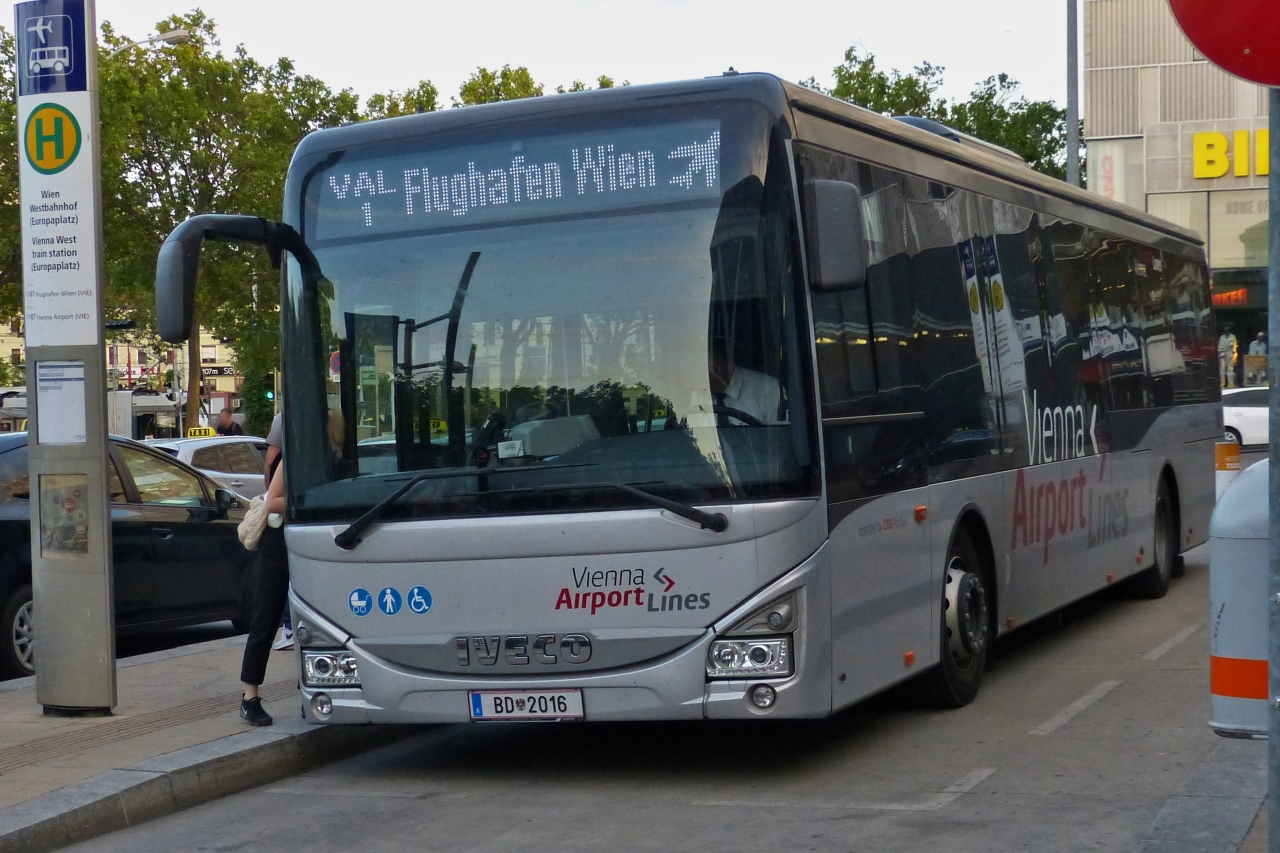 Iveco Crossway, Flughafen Shuttle, gesehen am Westbahnhof in Wien. 06.2023 