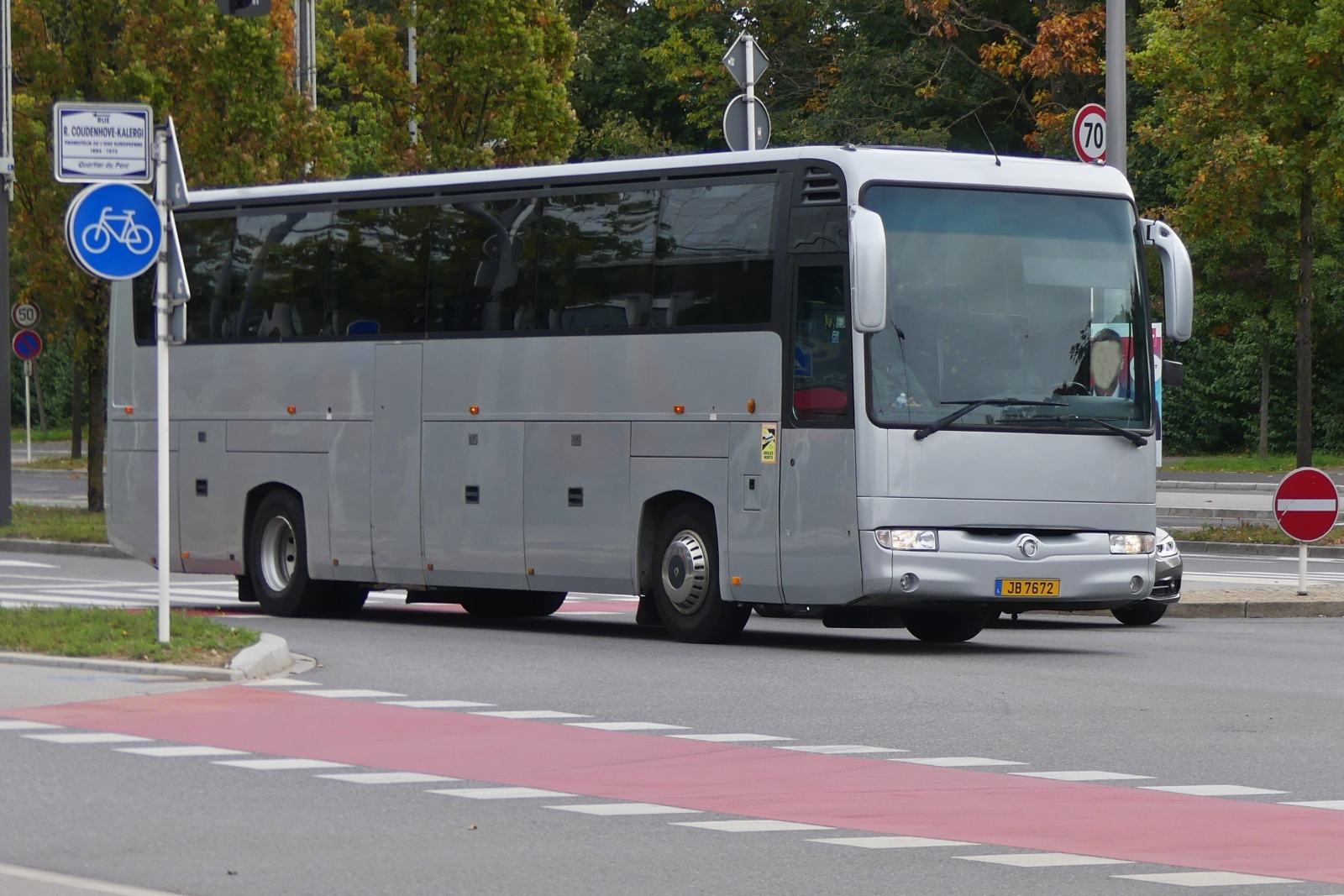 JB 7672, Irisbus Iliade Renault Bus gesehen in den Straßen der Stadt Luxemburg. 10.2023