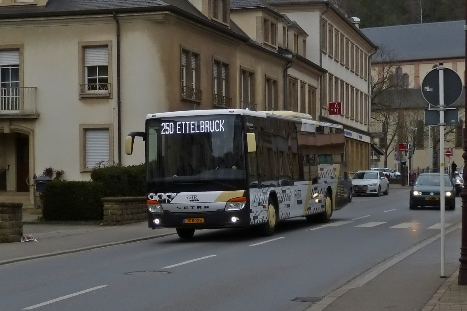 JC 6026, Setra S 415 LE von Josy Clement auf der Linie 250 Junglinster in Richtung Ettelbrück unterwegs, gesehen in Diekirch. 03.2023 
