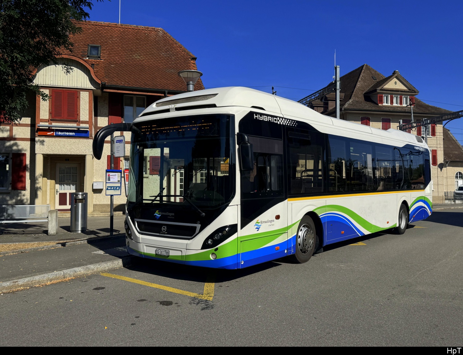Kreuzlingen Stadtbus - Volvo 7900 Hybrid  TG  161788 als Bahnersatz f�r die asm zwischen T�uffelen und L�scherz vor dem Bhf. T�uffelen am 17.08.2026
