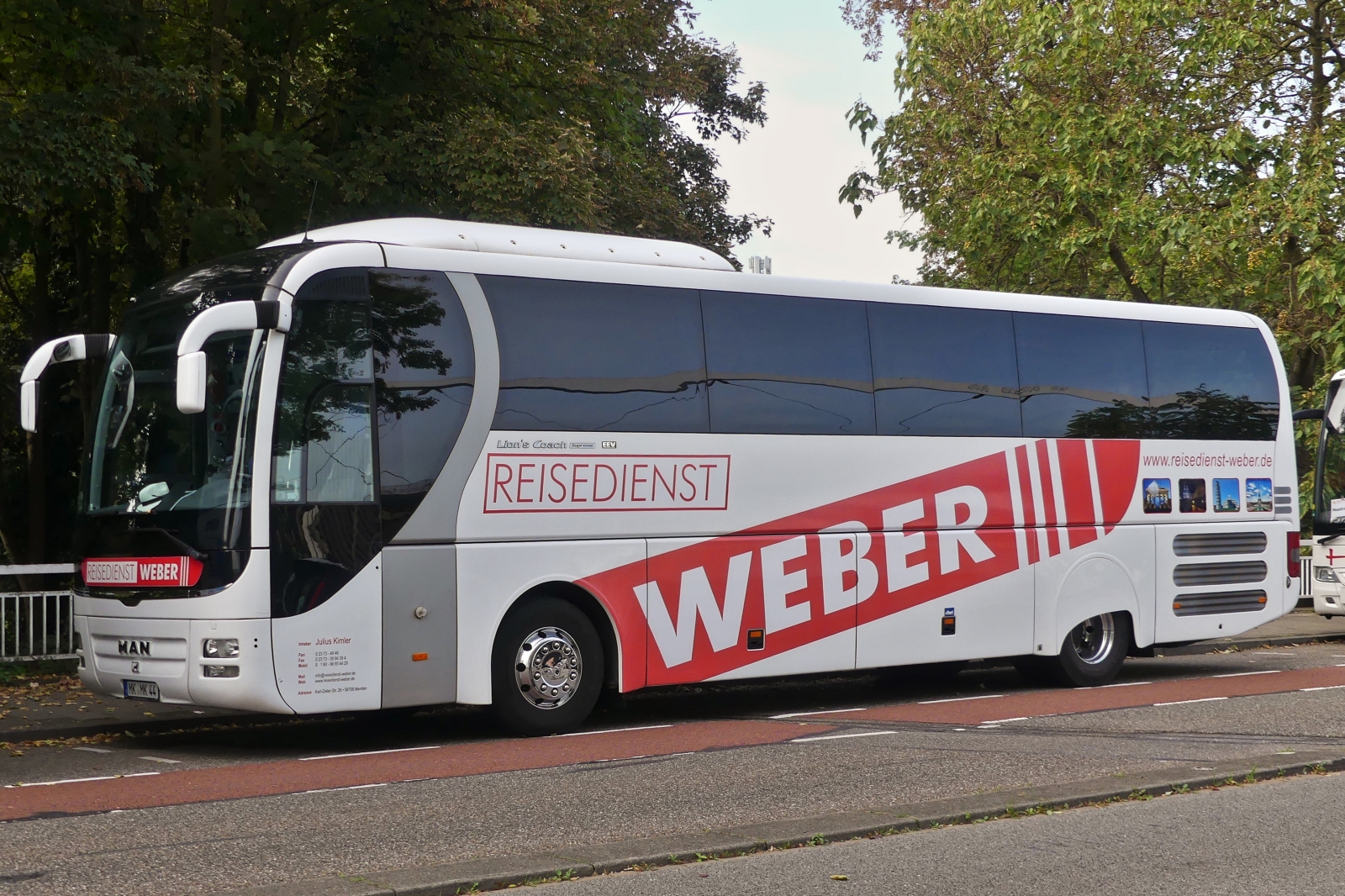 MAN Lion’s Coach, vom Reisedienst Weber aus Menden, gesehen in Maastricht. 10.2023
