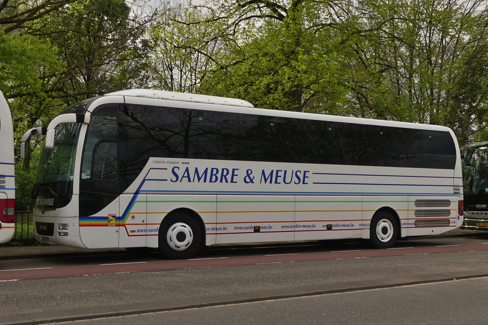 MAN Lion's Coach, von Sambre & Meuse, aufgenommen am Straßenrand in Maastricht. 04.2024 