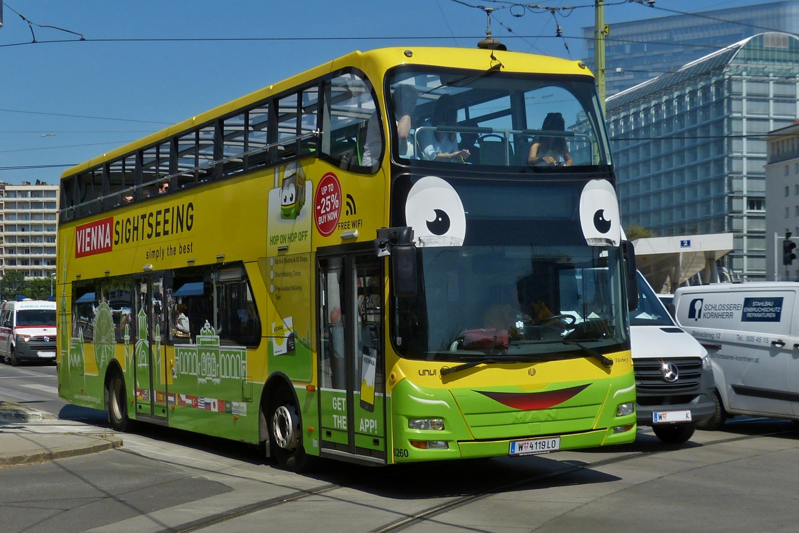 MAN Unvi Sightseeing Bus, aufgenommen am Schwedenplatz in Wien. 06.2023 