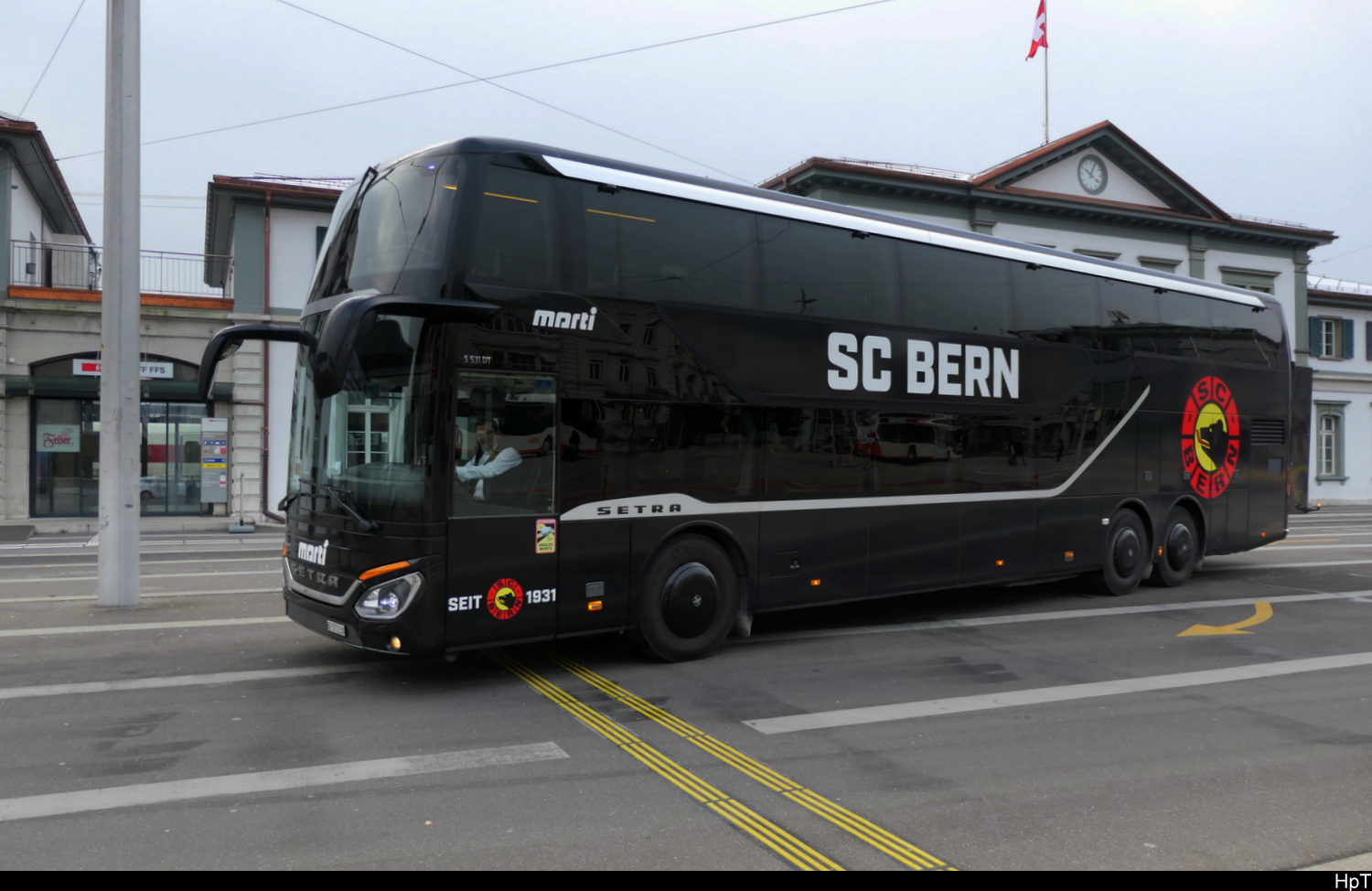 Marti Reisen mit dem Setra S 531 DT BE  572230 (Mannschaftsbus des SCB) als Bahnersatz zwischen Solothurn und Biel am 23.11.2025