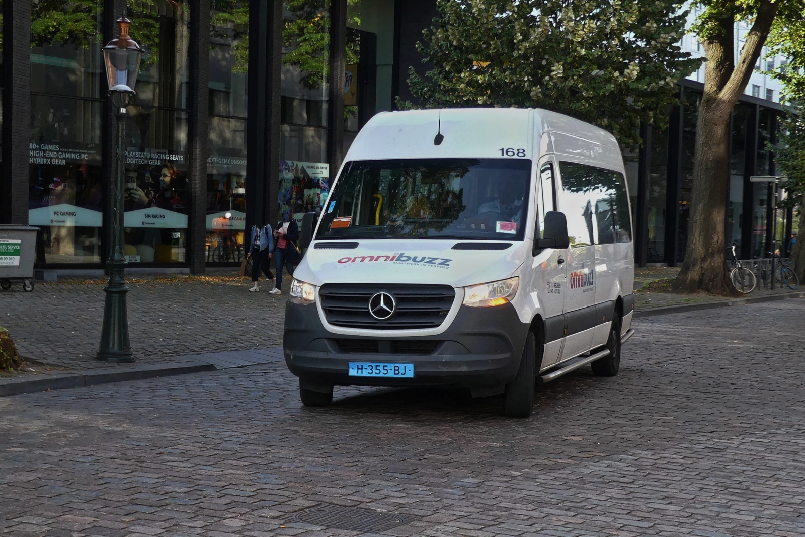 Mercedes Benz Sprinter, omnibuzz, (Rufbus), gesehen in den Straßen von Maastricht. 06.10.2023 