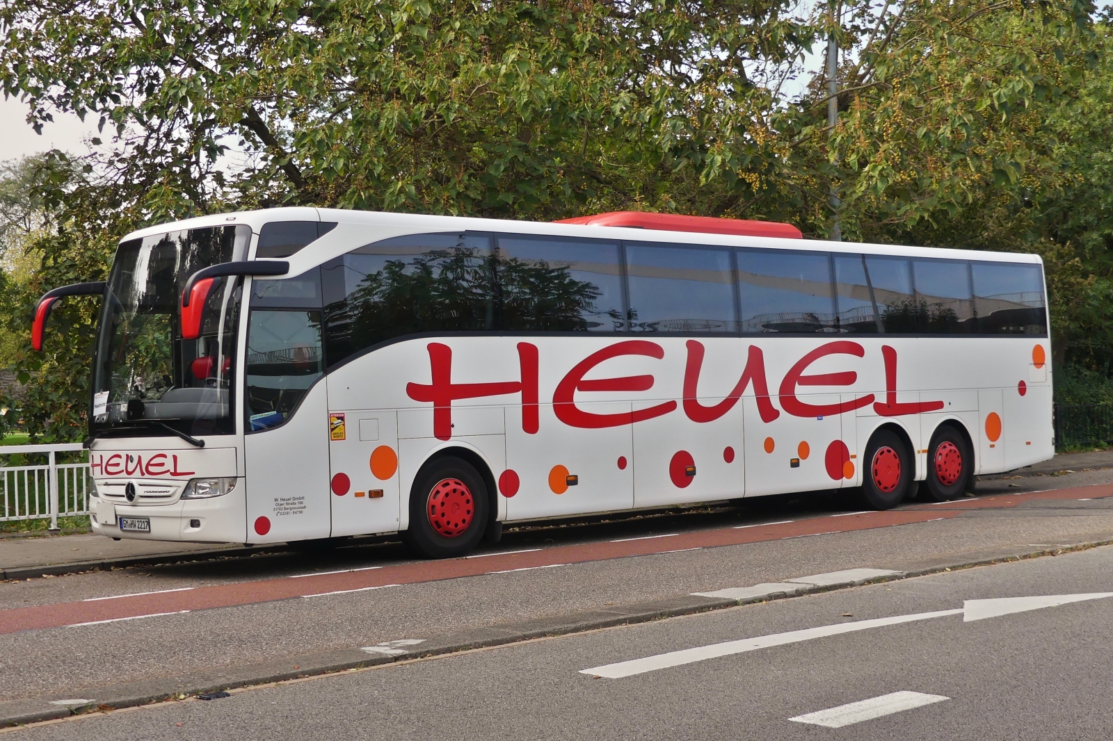 Mercedes Benz Tourismo, der Heuel Gmbh, aus Bergneustadt, ist mit einer Reisegruppe nach Maastricht gekommen. 10.2023