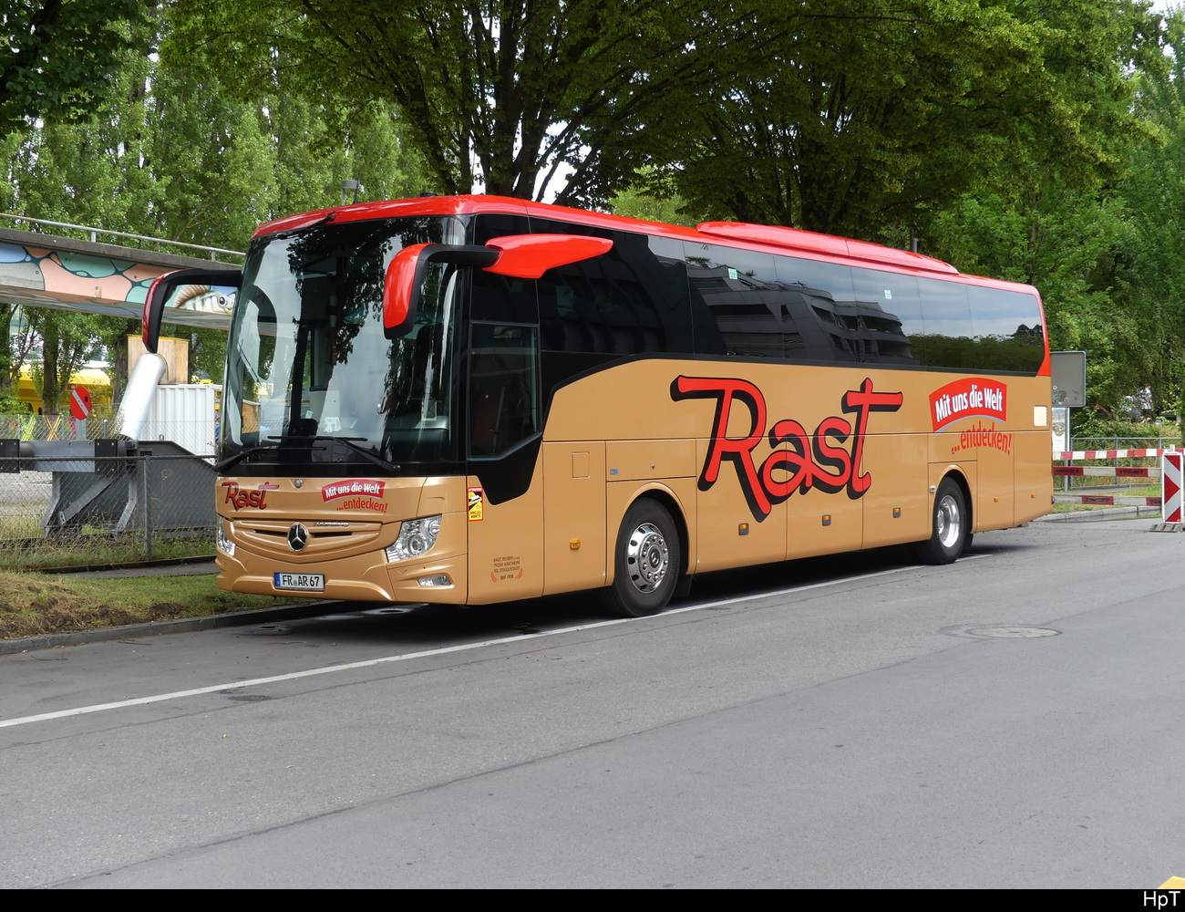 Mercedes Tourismo in der Stadt Luzern am 16.07.2023