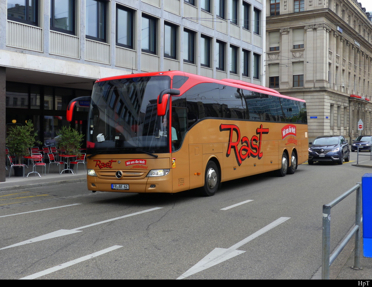 Mercedes Tourismo unterwegs in der Stadt Basel am 28.08.2022