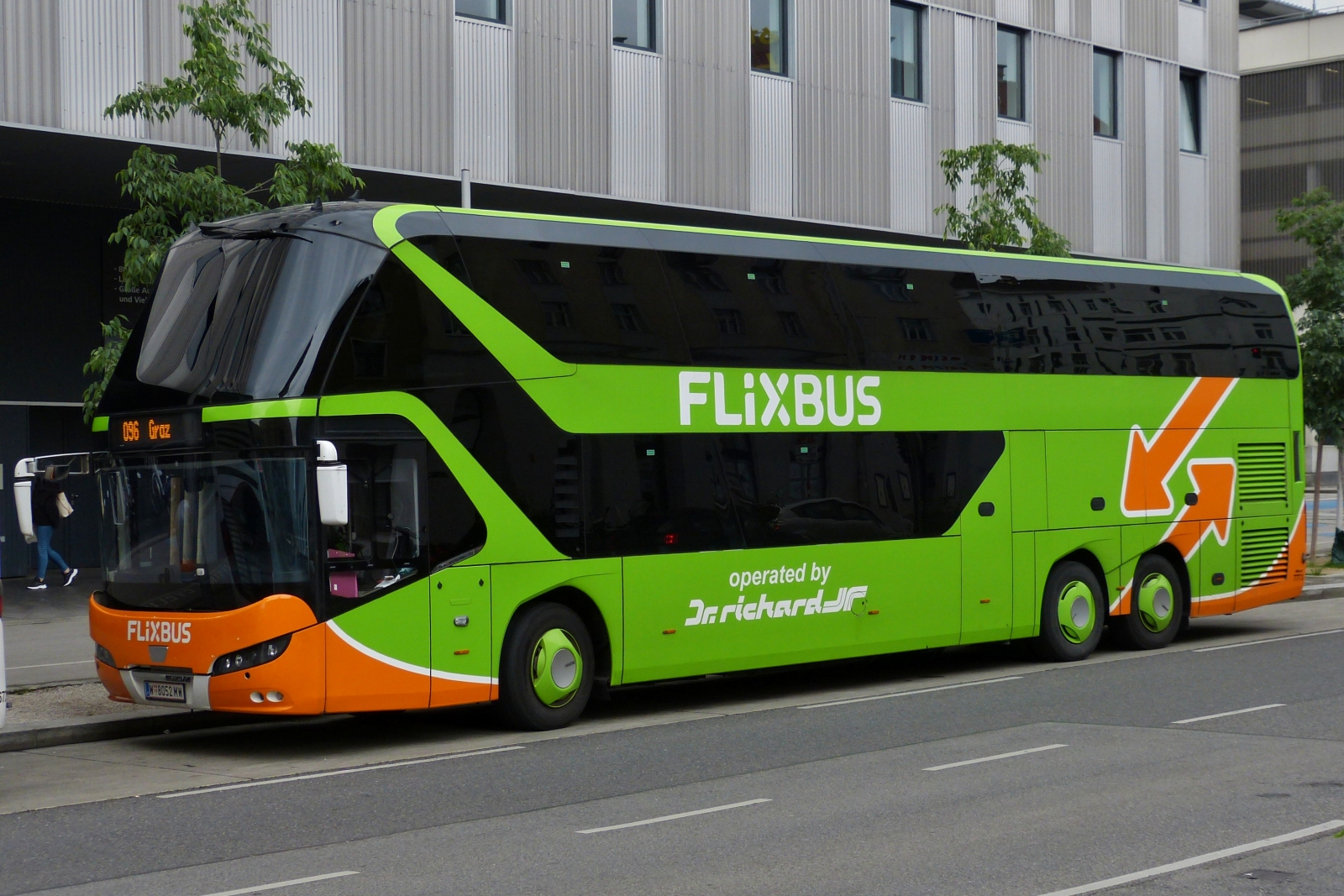 Neoplan Skyliner von Flixbus, aufgenommen nahe dem Westbahnhof in Wien. 06.06.2023