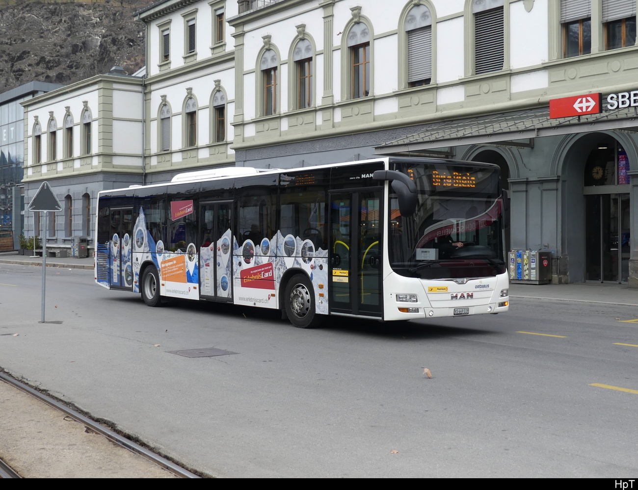 Postauto / Ortsbus Brig/Glis - MAN Lion`s City  VS  449119 vor dem SBB Bhf. Brig am 26.02.2023