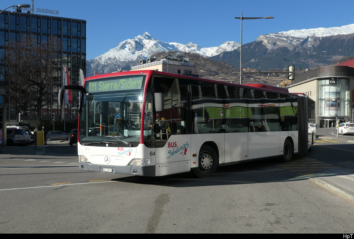 Postauto / Ortsbus Sion - Mercedes Citaro  Nr.64  VS  12674 bei der Zufahrt zu den Bushaltestellen vor dem Bahnhof in Sion unterwegs auf der Linie 411 am 29.12.2025