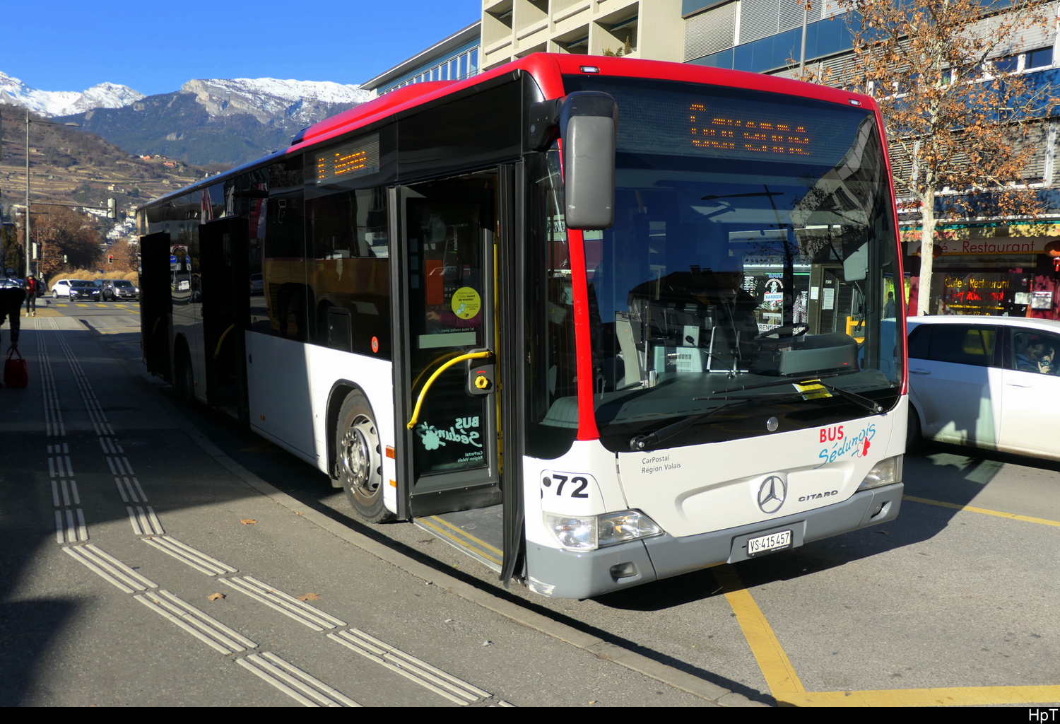 Postauto / Ortsbus Sion - Mercedes Citaro  Nr.72   VS  415457 bei den Bushaltestellen vor dem Bahnhof in Sion am 29.12.2025