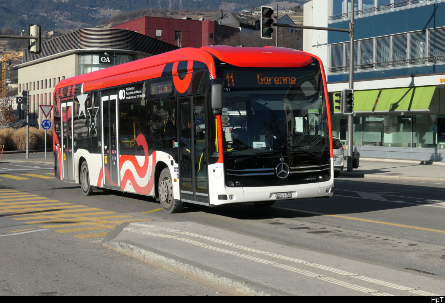 Postauto / Ortsbus Sion - Mercedes e Citaro VS 574959 bei der Zufahrt zu den Bushaltestellen vor dem Bahnhof in Sion am 29.12.2025