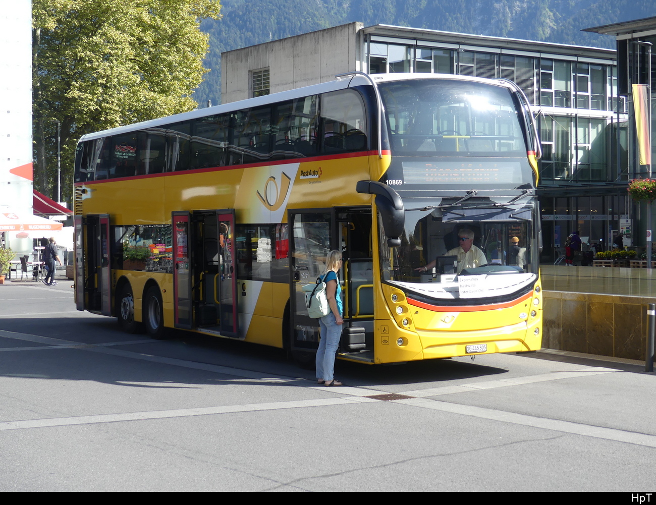 Postauto - Alexander Dennis  SG  445305 beim Bhf. Interlaken Ost am 28.09.2023