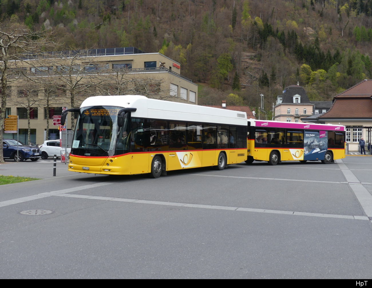 Postauto - Hess BE 475161 mit Anhänger in Interlaken als Bahnersatz für die BOB auf den Linien Interlaken - Grindelwald / Interlaken - Lauterbrunnen am 22.04.2023