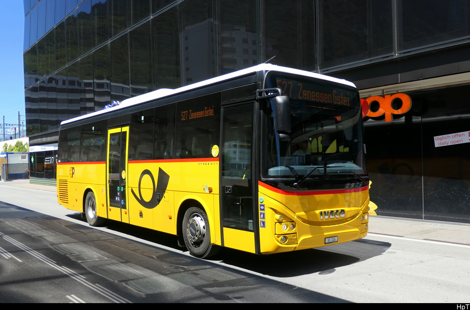 Postauto - Iveco Crossway  VS 244 unterwegs vor dem SBB/MGB Bahnhof in Visp am  24.05.2026