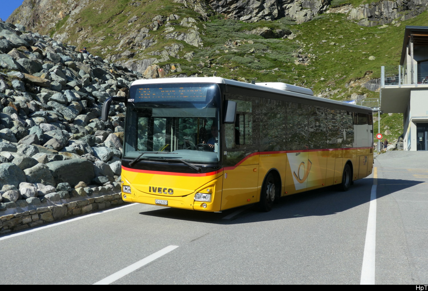 Postauto - Iveco Crossway  VS 436023 beim verlassen der Haltestelle Mattmark am 20.07.2026