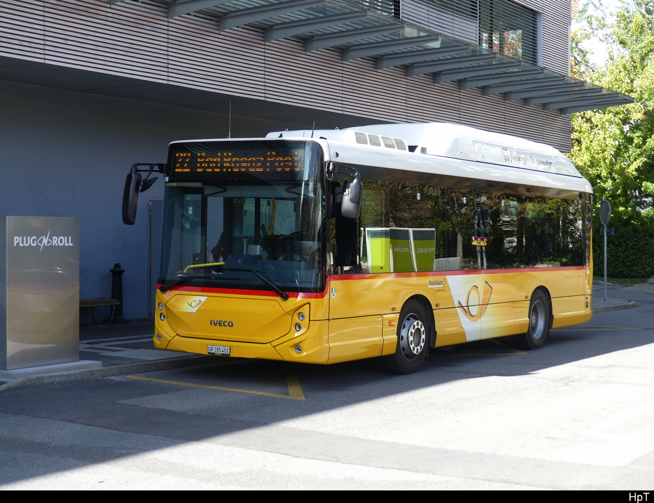 Postauto - Iveco-Heuliez e-way  GR  185401 bei den Haltestellen vor dem Bhf. Landquart am 03.10.2023